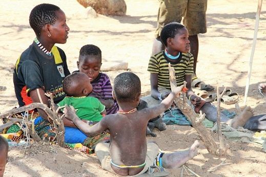 Frauen und Kinder der Hadzabe in Mangola